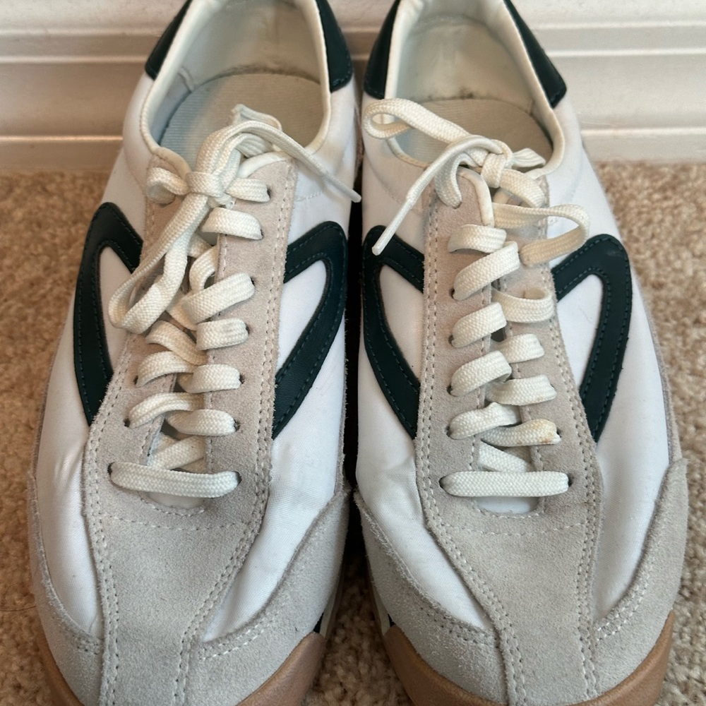 Athletic shoe tretrons